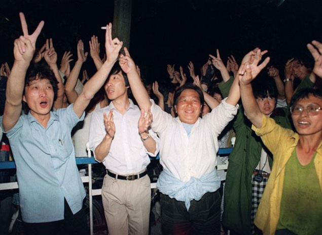 學生和平抗議演變流血衝突 影像 26