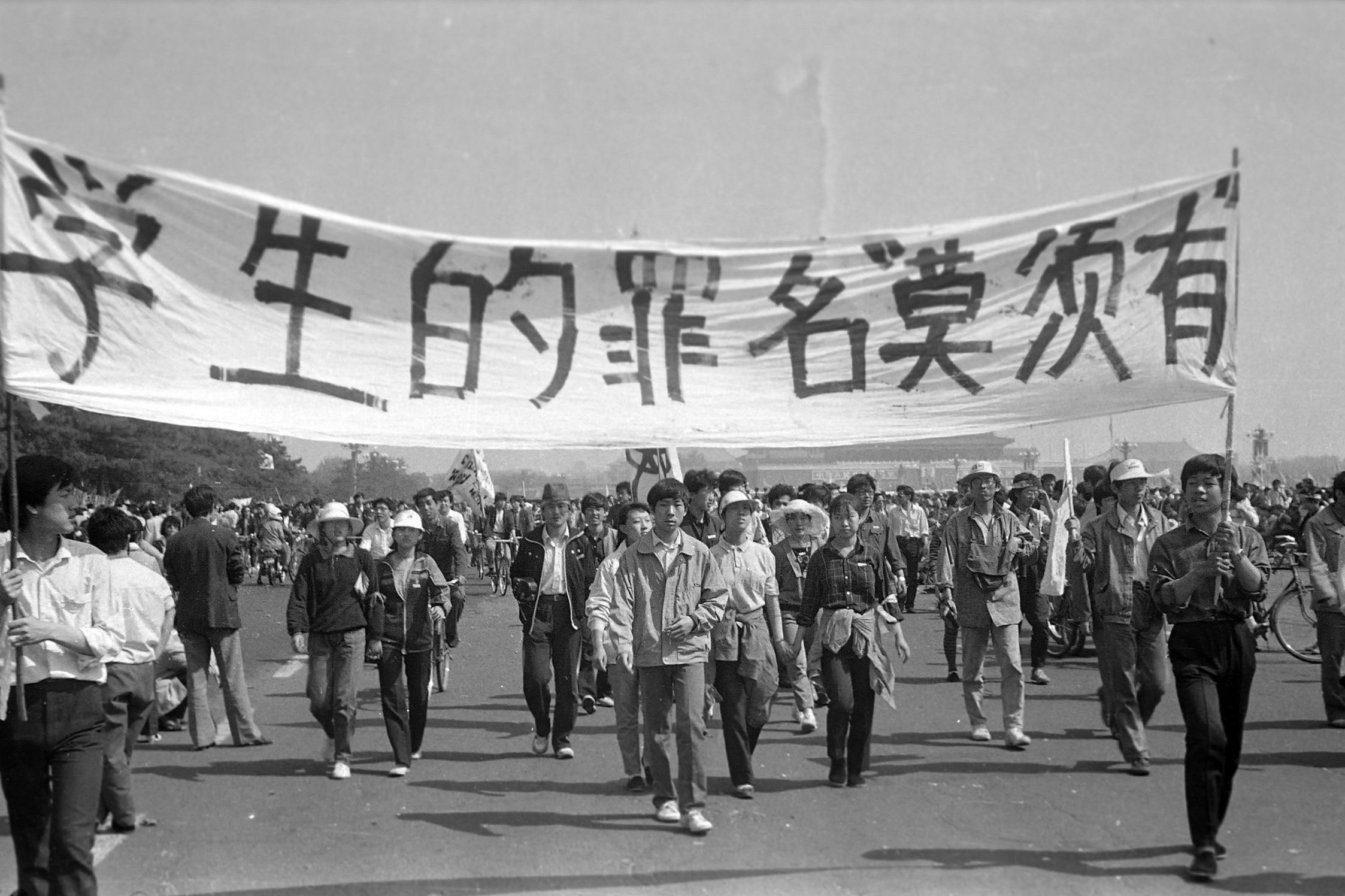 學生和平抗議演變流血衝突 影像 41
