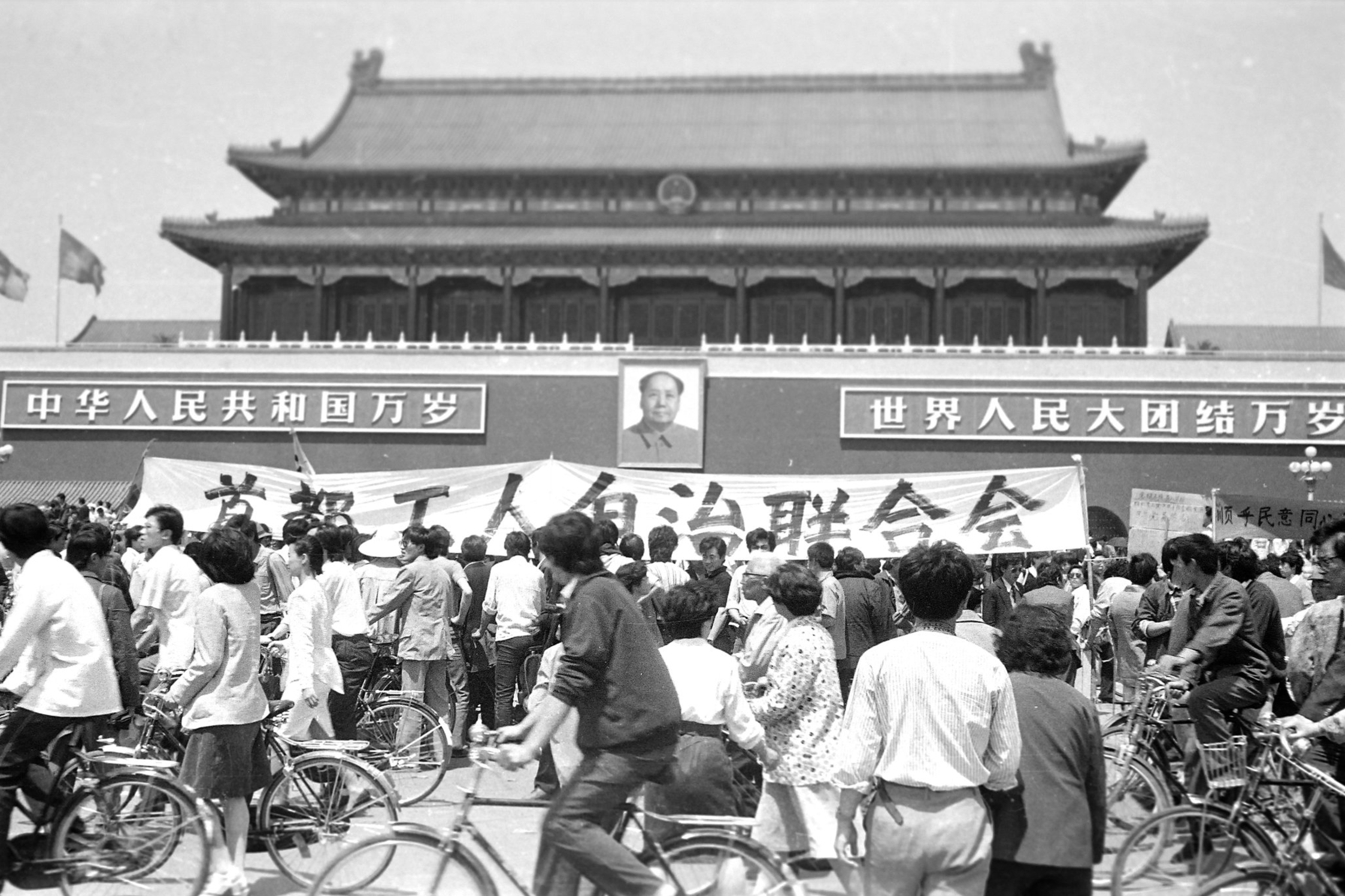 學生和平抗議演變流血衝突 影像 46
