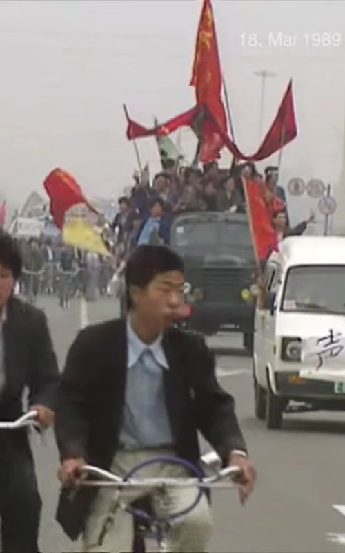 北京工人自治联合会,简称“工自联”或“北京工自联”,是1989年天安门事件期间部分工人组建的独立工会,最初成立于4月中旬纪念原中共中央总书记胡耀邦逝世的追悼会期间,正式成立于5月18日。工自联谴责政治腐败,并希望作为一个独立工会以最大能力来“监督中国共产党”,以区分于中国共产党控制的中华全国总工会。 与典型的工会不同,工自联没有在各个工厂和车间设立分支机构。尽管如此,在其参与抵抗政府的戒严令后,其影响力迅速上升,其组织的示威活动也开始频繁。6月3日晚解放军的镇压行动中,工自联遭遇了毁灭性打击。镇压后,中华人民共和国政府将其定义为“非法组织”,并逮捕了其领导人。 组织起源 1978年来,邓小平发起的经济改革提高了许多城市工人的生活水平,但到了1988年,许多城市工人认为自己是“十年经济改革的牺牲品”。腐败和通货膨胀尤其激怒了工人,一些工人在1988年至1989年间以怠工和非法罢工作为回应。 1989年4月15日胡耀邦逝世后,学生、工人和北京的普通市民在天安门广场的人民英雄纪念碑聚集、哀悼和谈论政治。4月20日,有传言称在中南海静坐示威的大学生遭到军警殴打,这一“四二零血案”的谣言在整个