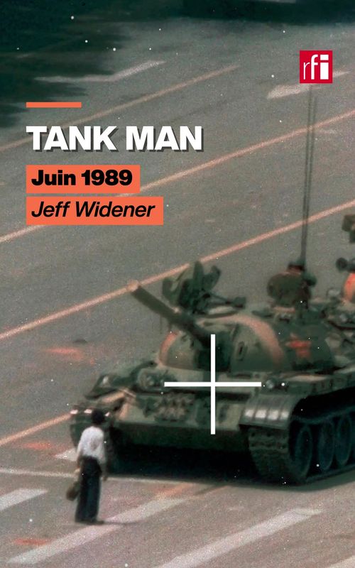 🇨🇳 Pékin, Chine, juin 1989. Au lendemain du massacre de la place Tiananmen, une colonne de chars défile. Un homme seul se dresse. Le symbole universel de la résistance pacifique face à l'oppression. ➡️ En 2026, la France célèbre le bicentenaire de la première photographie permanente connue de l'histoire, réalisée par Nicéphore Niépce. Pour célébrer ces 200 ans de la photographie, RFI lance la série Objectifs Monde. 18 photographies iconiques choisies par chacune des rédactions de RFI pour questi